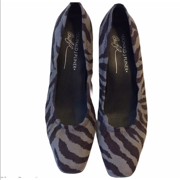 DONALD J PLINER SEANA KITTEN HEEL PUMPS - Picture 3 of 9